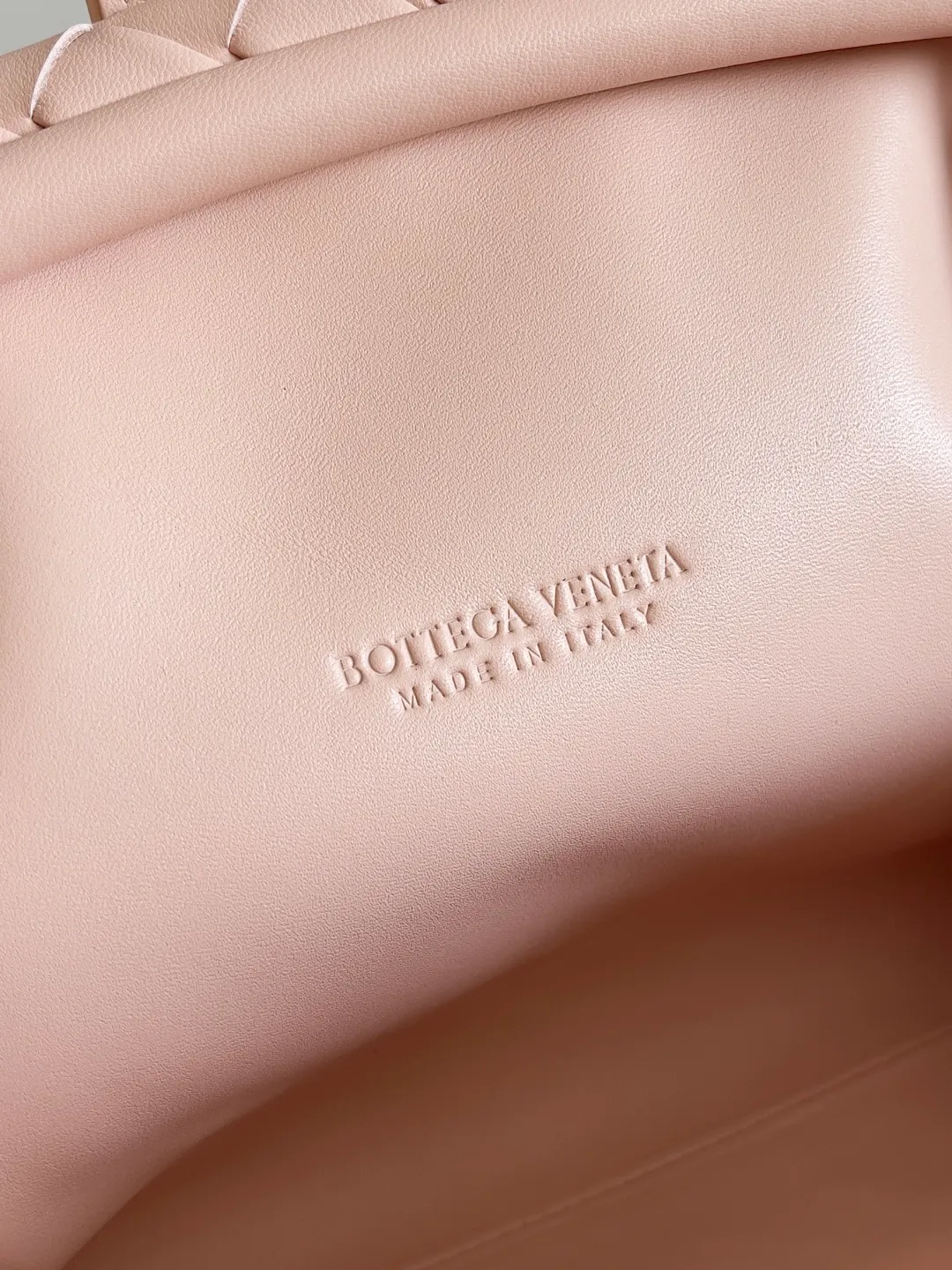 Batch 2260 BOTTEGA VENETA Lady's LAUREN CLUTCH Chain Clutch was inspired by 40 years ago. It is a perfect fusion of classic and modern bags. It is effortless and fashionable for any occasion and at any time. The newly added detachable metal chain allows people to have more ways to carry it. It is grand and elegant. Style No.: 785807 Size: 31.5*16.5*11cm